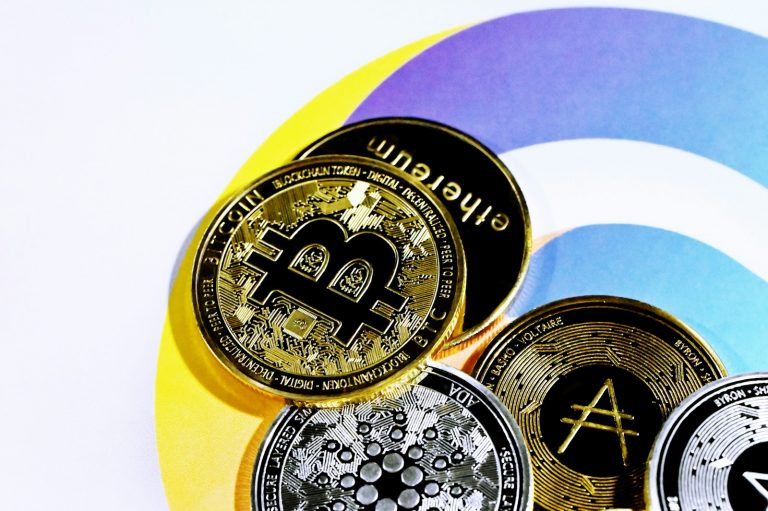 비트코인, 희소성이 만드는 가치 메커니즘 쉽게 풀어보기 1 a pile of bitcoins sitting on top of each other